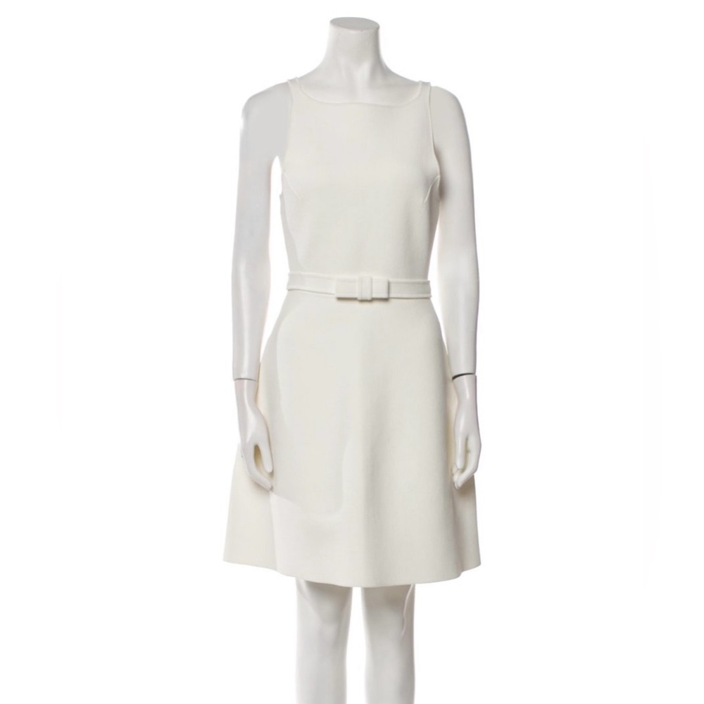 Elegant White Sleeveless Dress